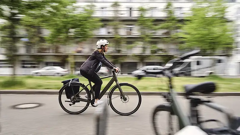 Eine JobRadlerin fährt die Straße entlang