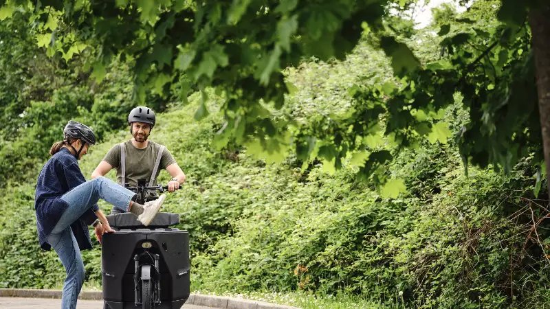 Beifahrerin steigt ins Lastenrad