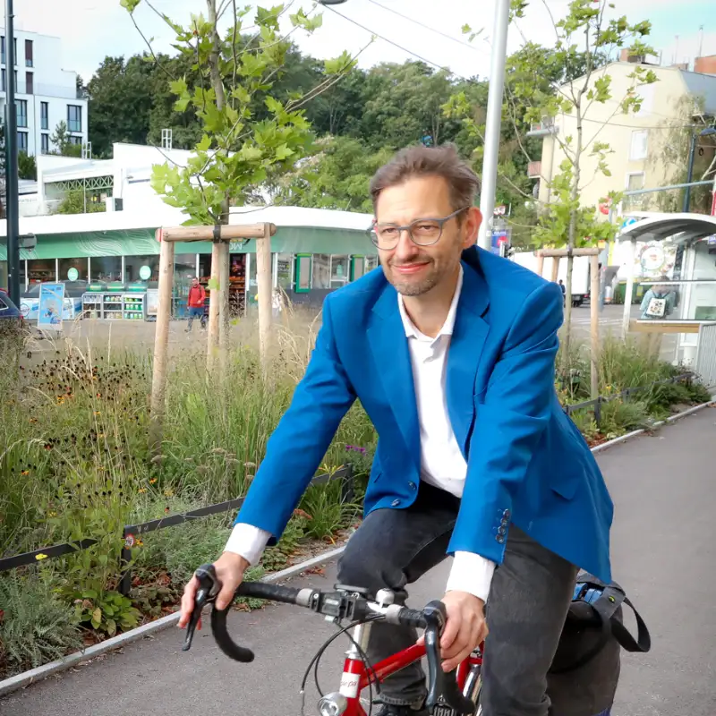 Martin Blum auf dem Rad in der Krottenbachstraße Wien