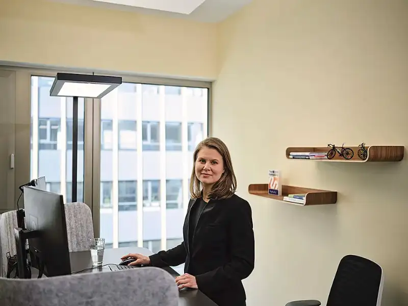 Kundendienst Mitarbeiterin im Büro