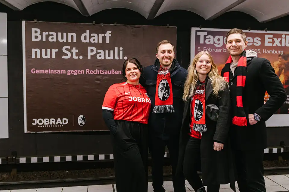 Gruppe SC-Fans vor Plakat "Braun darf nur St. Pauli" in U-Bahn Station Gruppe SC-Fans vor Plakat "Braun darf nur St. Pauli" in U-Bahn Station