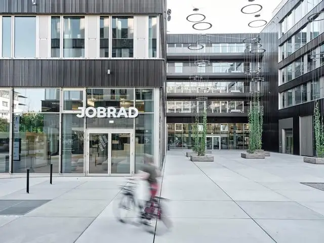 JobRadler schiebt Fahrrad vom JobRad Campus